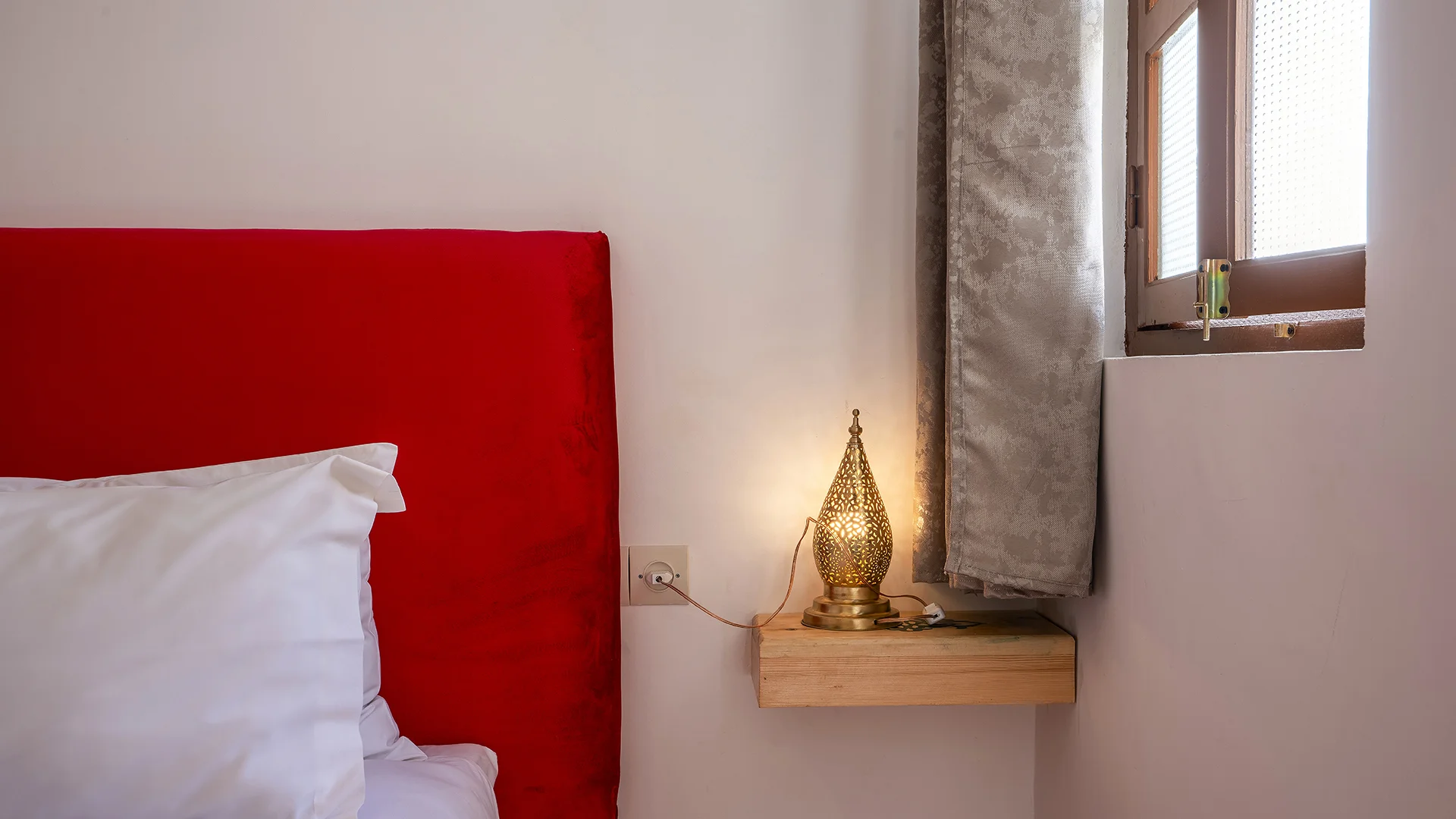 Chambre avec tête de lit rouge du Riad Arrahma, Marrakech