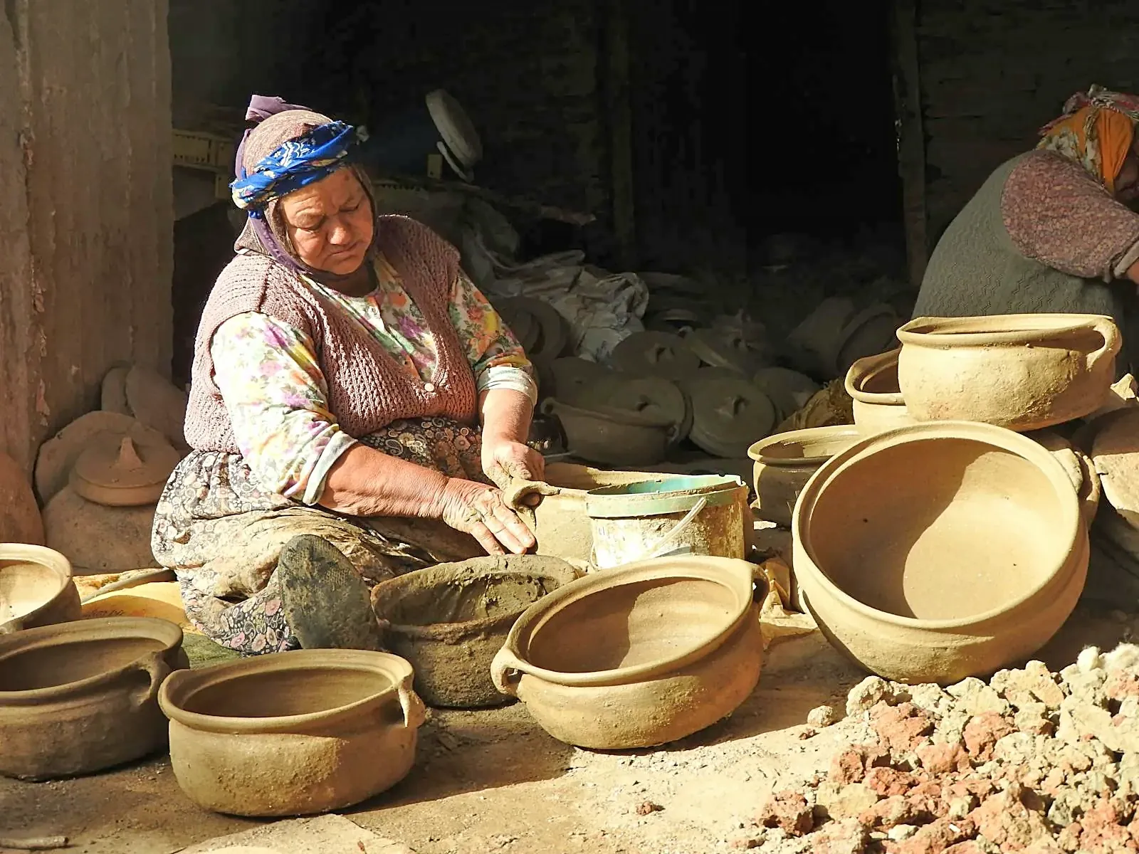 Excursion privée dans les 3 vallées berbères : artisane façonnant la poterie à la main — Riad Arrahma, Marrakech