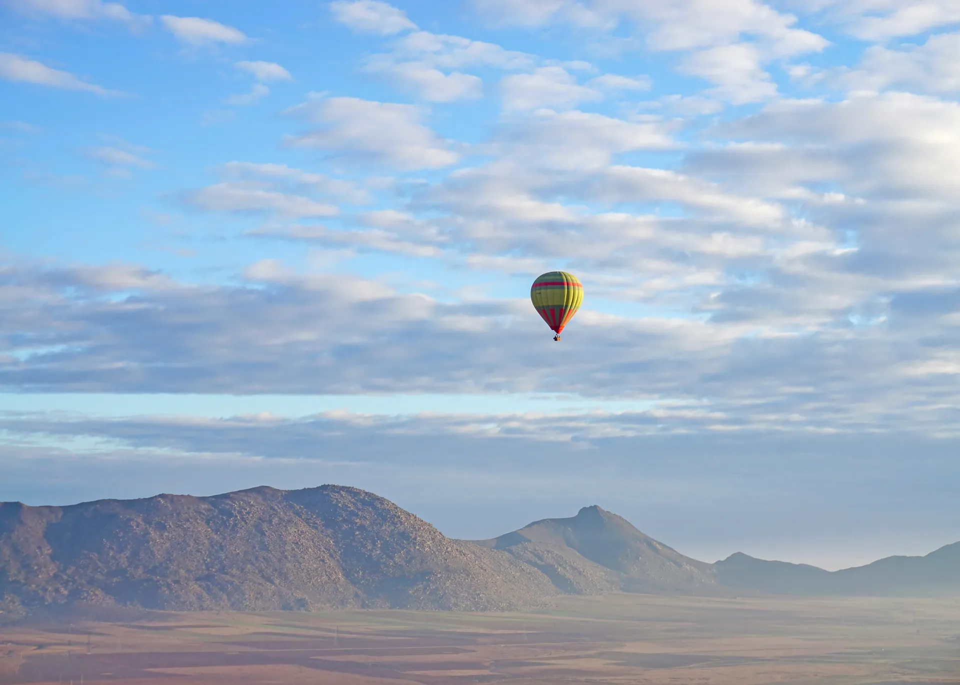 Vol privé en montgolfière au lever du soleil au-dessus de Marrakech et de l'Atlas — Riad Arrahma