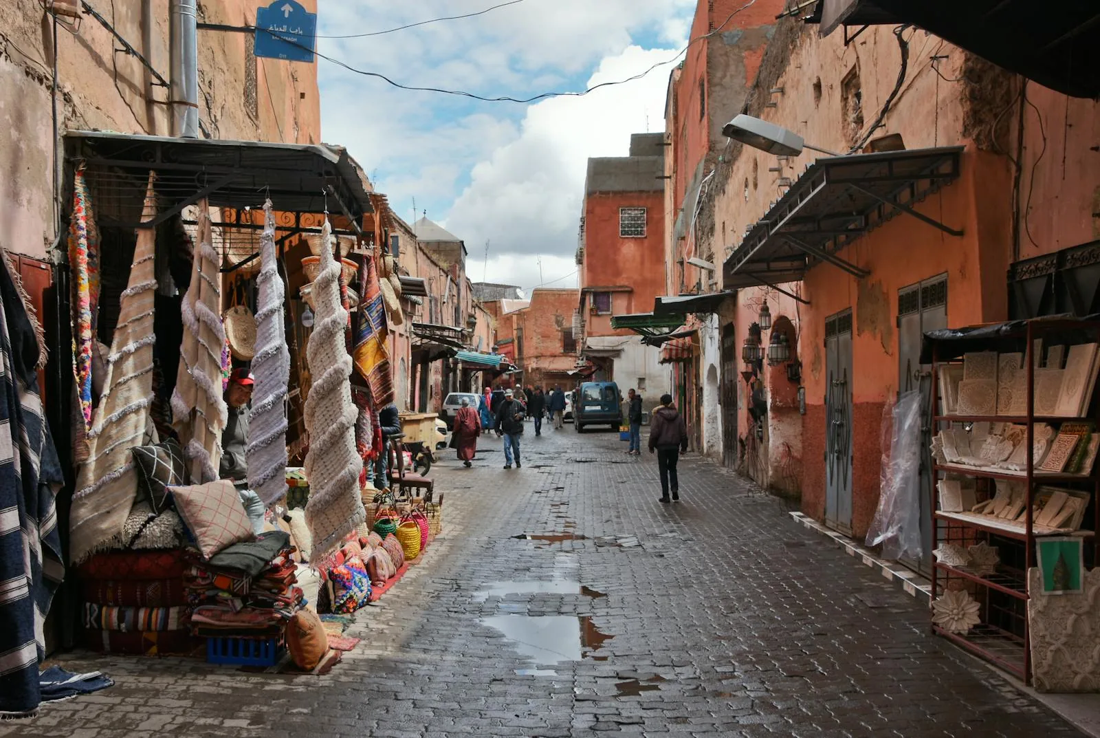 Ruelles et boutiques artisanales de la médina près de Moukef — Riad Arrahma, Marrakech
