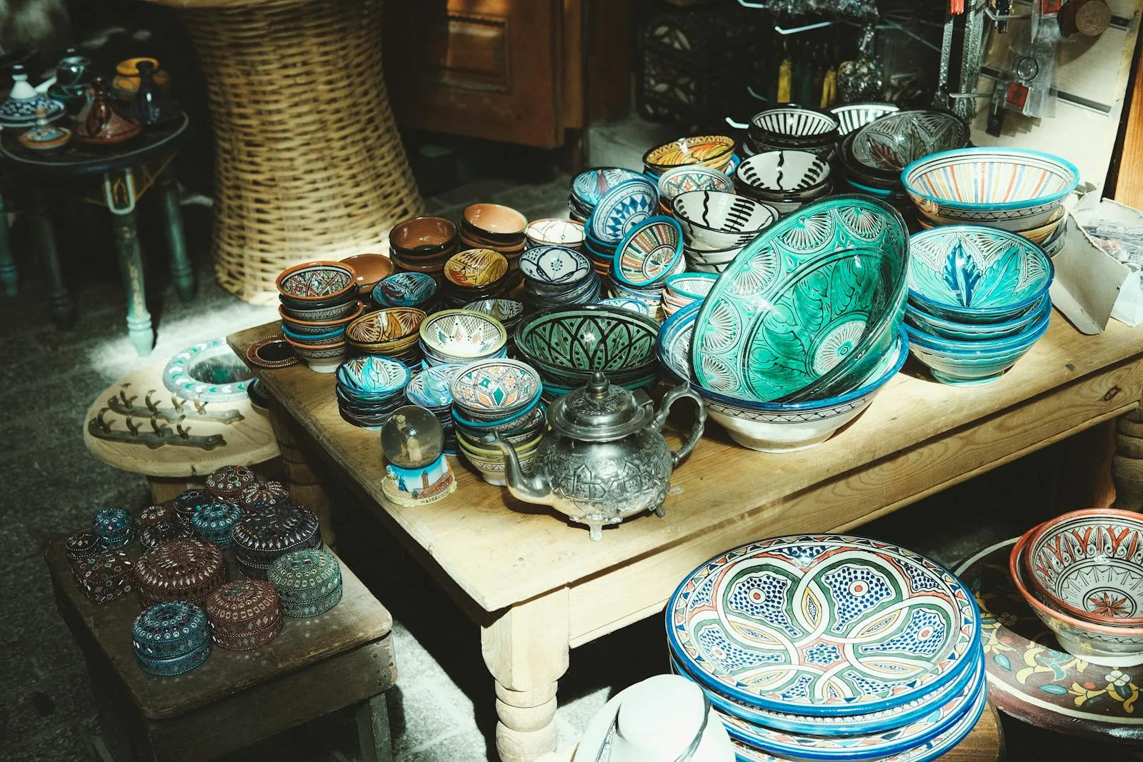 Poterie et céramique marocaines, tajines et zellige au souk des potiers — Riad Arrahma, Marrakech